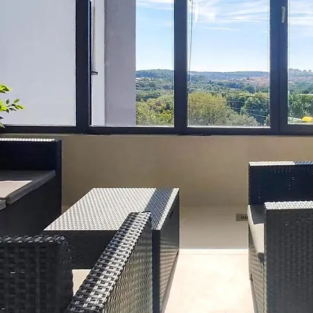 Amazing In With Private Swimming Pool, Be Inside Or Outside *
